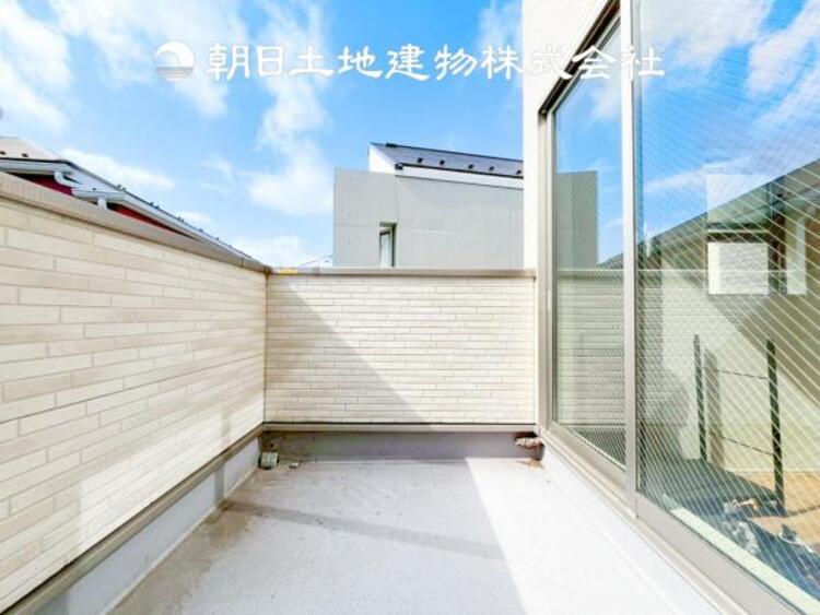 バルコニー 【バルコニー】温かい太陽を感じる事ができるのは、目の前に遮るものが無いから。彼方に広がる風景が絵画のように広がります。