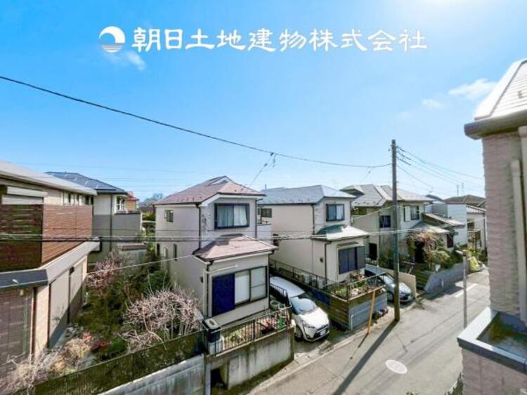 その他 【眺望】目の前に手を伸ばせば、触ることが出来そうな環境が、そのままインテリアになったような印象です。その豊かな眺望にふさわしい空間には、通風・採光にも優れ、心地よい光と風があふれています。