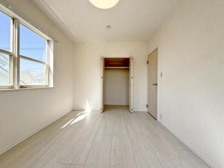 内装 採光を確保した明るい室内は風通しも良く穏やかな時が流れます！様々な生活スタイルにも対応可能な間取り。採光もアクセントの一つとして。この明るい好みの空間で読書をしたり、音楽を聞いたりと一人の時間も充実！ 