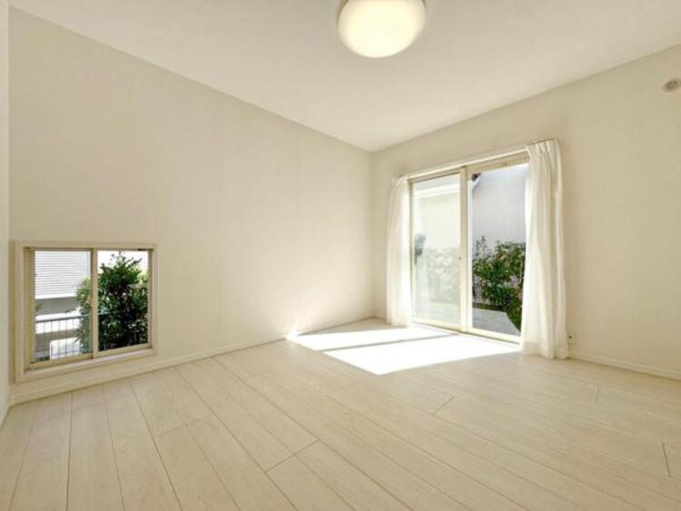 内装 自分の時間を充実させながら心豊かにできるプライベート空間！！穏やかな寛ぎを届ける仕様のゆとりある居室。個室のお部屋が欲しいという要望に応える設計で、過ごす時間が長くてもゆったり落ち着いて過ごせそう！！ 