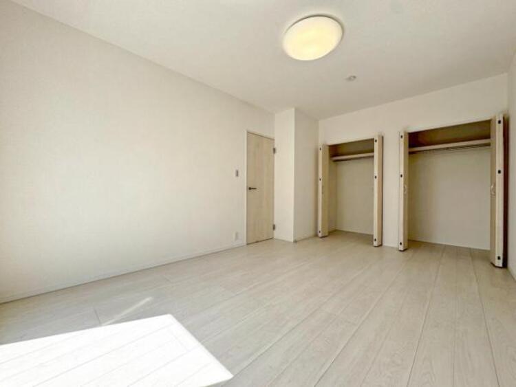 内装 居室はひとり時間を過ごせる安らげるお部屋として活用できます！収納スペースあり！荷物が多くても十分！！ベッドや勉強机、テレビなどを置きたい場合におすすめ！！過ごす時間が長くてもゆったり過ごせそうですね！ 