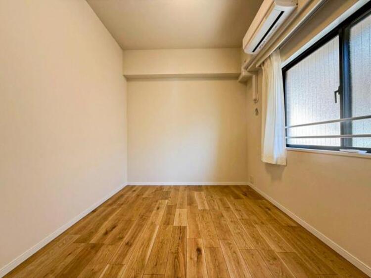 内装 陽光がたっぷりと取り込め大きな窓で広々と安らげる快適空間です窓からの眺めは気持ち良い解放感ある光景！おだやかな寛ぎを届けるお部屋で、趣味などの時間も充実した時間をアイデアや工夫次第で過ごせそうですね！ 