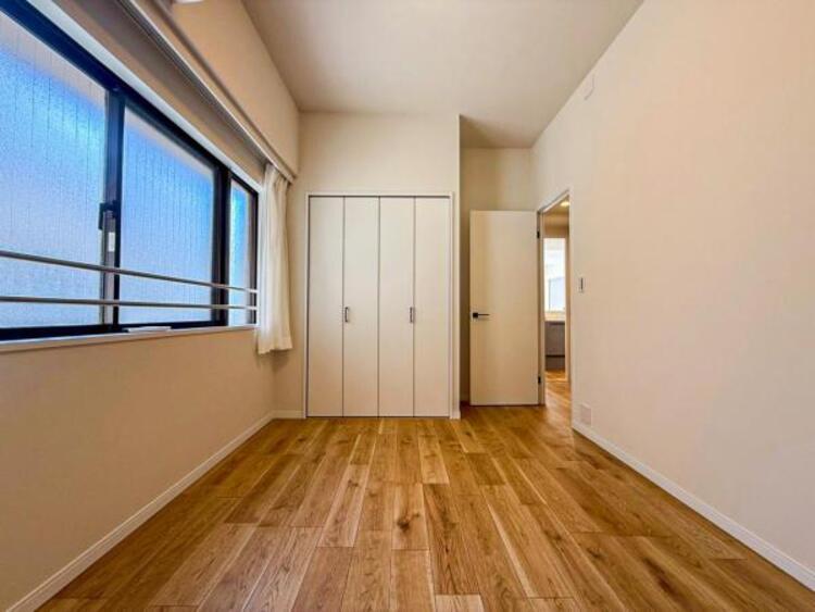 内装 採光を確保した明るい室内は風通しも良く穏やかな時が流れます！様々な生活スタイルにも対応可能な間取り。採光もアクセントの一つとして。この明るい好みの空間で読書をしたり、音楽を聞いたりと一人の時間も充実！ 