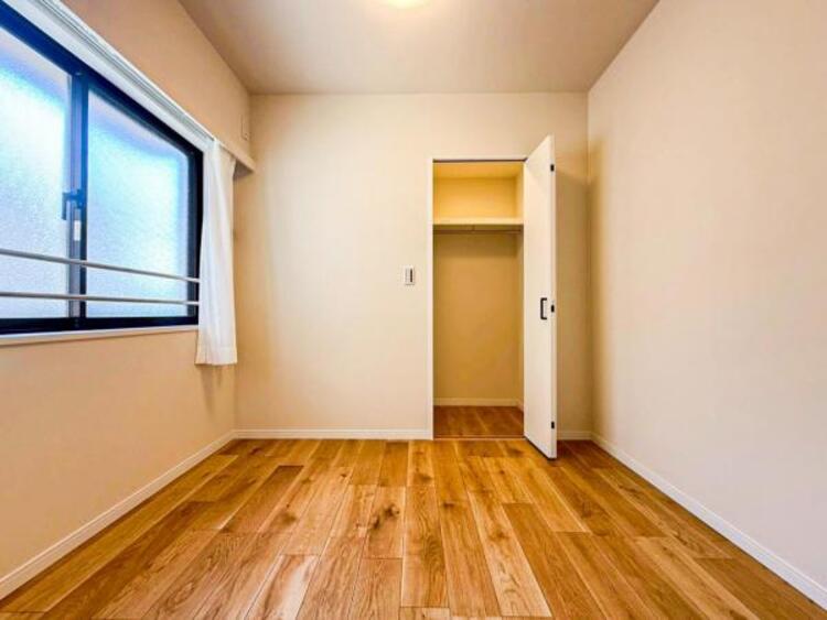 内装 自分の時間を充実させながら心豊かにできるプライベート空間！！穏やかな寛ぎを届ける仕様のゆとりある居室。個室のお部屋が欲しいという要望に応える設計で、過ごす時間が長くてもゆったり落ち着いて過ごせそう！！ 