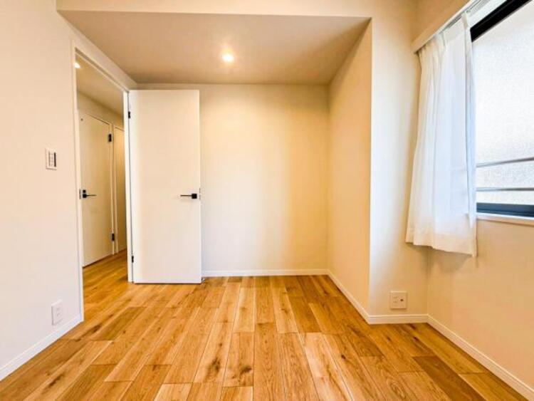 内装 居室はひとり時間を過ごせる安らげるお部屋として活用できます！収納スペースあり！荷物が多くても十分！！ベッドや勉強机、テレビなどを置きたい場合におすすめ！！過ごす時間が長くてもゆったり過ごせそうですね！ 