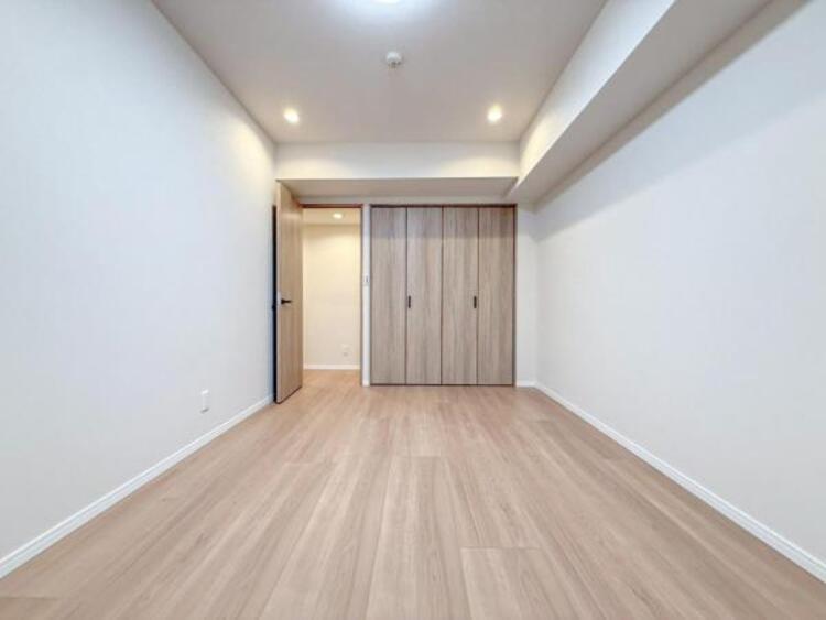 内装 採光を確保した明るい室内は風通しも良く穏やかな時が流れます！様々な生活スタイルにも対応可能な間取り。採光もアクセントの一つとして。この明るい好みの空間で読書をしたり、音楽を聞いたりと一人の時間も充実！ 