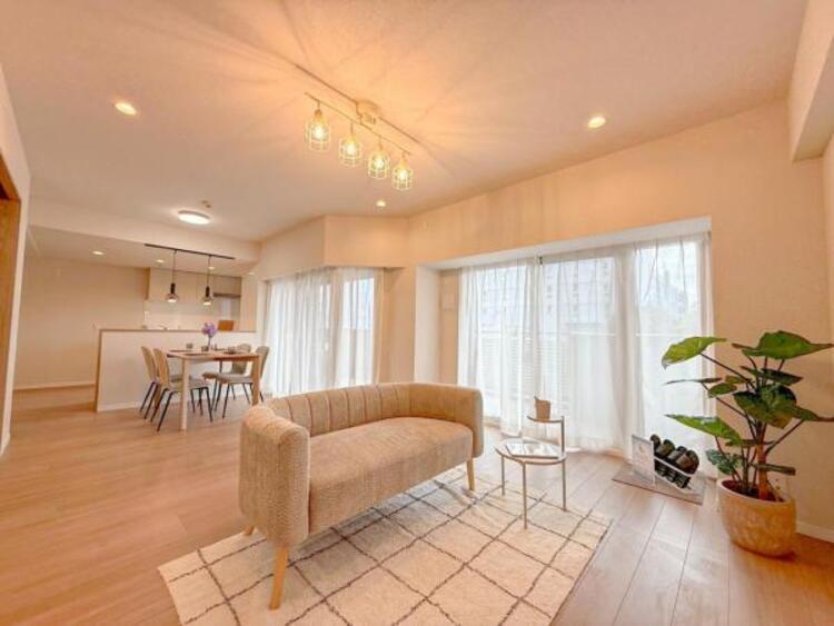 居間 家族の会話や笑顔が行き交うリビングで、子供を走り回らせたい。ダイニングテーブルでゆったり食事を堪能。光と風が溢れる開放的なリビングダイニングには、くつろぎの空間を生み自然と家族みんなが集まってきます 