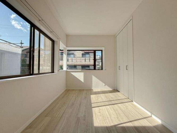 内装 採光を確保した明るい室内は風通しも良く穏やかな時が流れます！様々な生活スタイルにも対応可能な間取り。採光もアクセントの一つとして。この明るい好みの空間で読書をしたり、音楽を聞いたりと一人の時間も充実！ 