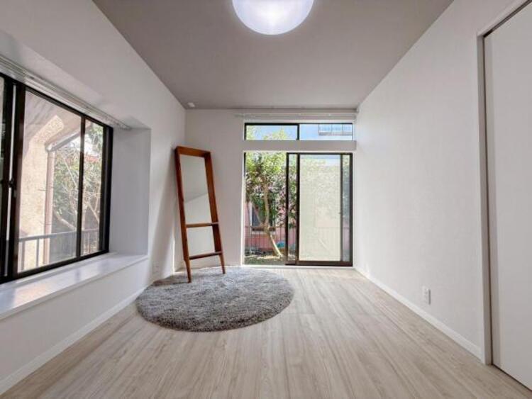 内装 自分の時間を充実させながら心豊かにできるプライベート空間！！穏やかな寛ぎを届ける仕様のゆとりある居室。個室のお部屋が欲しいという要望に応える設計で、過ごす時間が長くてもゆったり落ち着いて過ごせそう！！ 