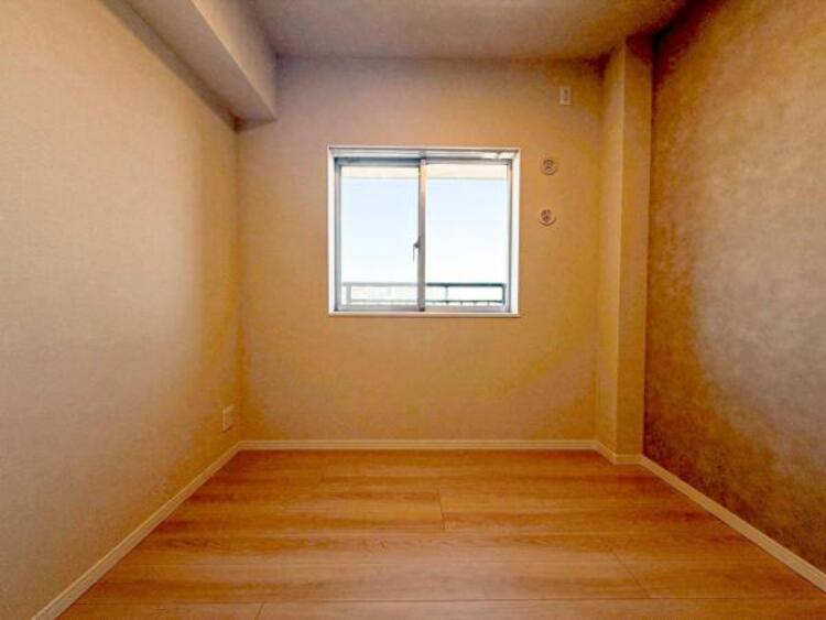 内装 採光を確保した明るい室内は風通しも良く穏やかな時が流れます！様々な生活スタイルにも対応可能な間取り。採光もアクセントの一つとして。この明るい好みの空間で読書をしたり、音楽を聞いたりと一人の時間も充実！ 