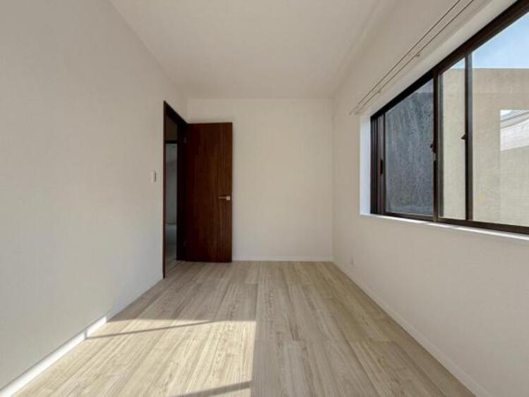 内装 居室はひとり時間を過ごせる安らげるお部屋として活用できます！収納スペースあり！荷物が多くても十分！！ベッドや勉強机、テレビなどを置きたい場合におすすめ！！過ごす時間が長くてもゆったり過ごせそうですね！ 