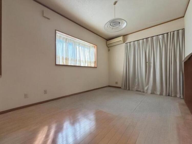 内装 居室はひとり時間を過ごせる安らげるお部屋として活用できます！収納スペースあり！荷物が多くても十分！！ベッドや勉強机、テレビなどを置きたい場合におすすめ！！過ごす時間が長くてもゆったり過ごせそうですね！ 