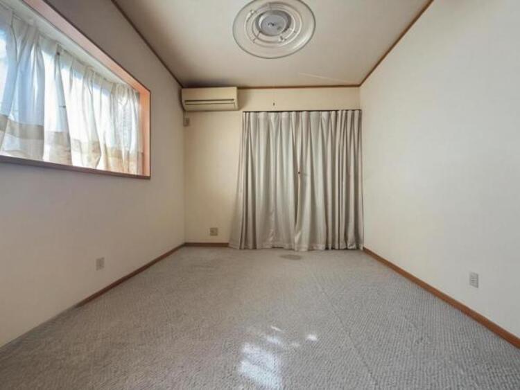 内装 採光を確保した明るい室内は風通しも良く穏やかな時が流れます！様々な生活スタイルにも対応可能な間取り。採光もアクセントの一つとして。この明るい好みの空間で読書をしたり、音楽を聞いたりと一人の時間も充実！ 