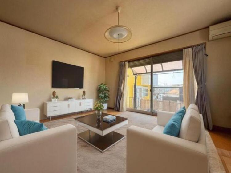 居間 お天気が晴れの日は照明をつけなくても充分明るいリビングです！どこか落ち着きのある広々とした内装です！皆で過ごす空間が、目に浮かんでくる様な優しいリビングダイニングです！くつろいだり楽しい時間を是非！ 