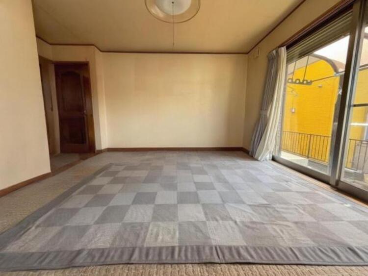 居間 リビングにあふれる採光と心地よい風のつどう調和された空間！！生活を彩る充実した日々が過ごせそうです。家族の滞在期間が長くなることを予測して、設計士が思いと工夫をこらした自慢のリビングダイニング！！！ 