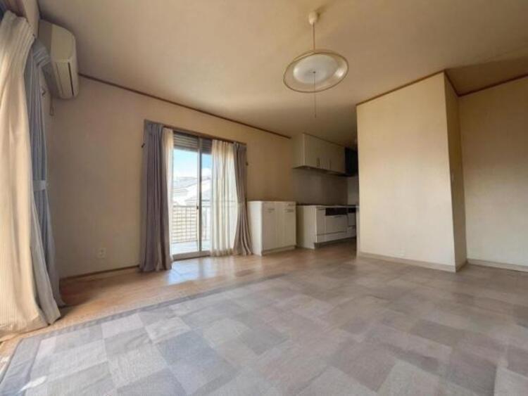 居間 開放感とプライベート感が見事に両立されたリビングダイニング！通常では相反するファクターがともにそろうと極上のくつろぎ空間が生まれます。だれにも譲りたくない至福の空間で過ごす日々は生活をより豊かにします 