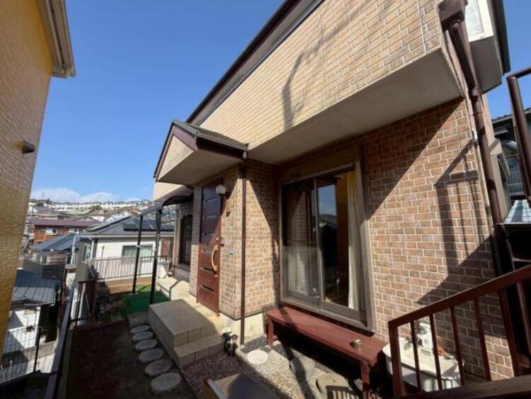 外観 住みやすさとデザイン性を両立させた欲張りな住宅が登場しました　相反しがちなことが相互作用でより良質に！本物だけが表現することができる質の高い機能美はよきものをつなげた古くからの伝統と最新技術の結晶です																			 