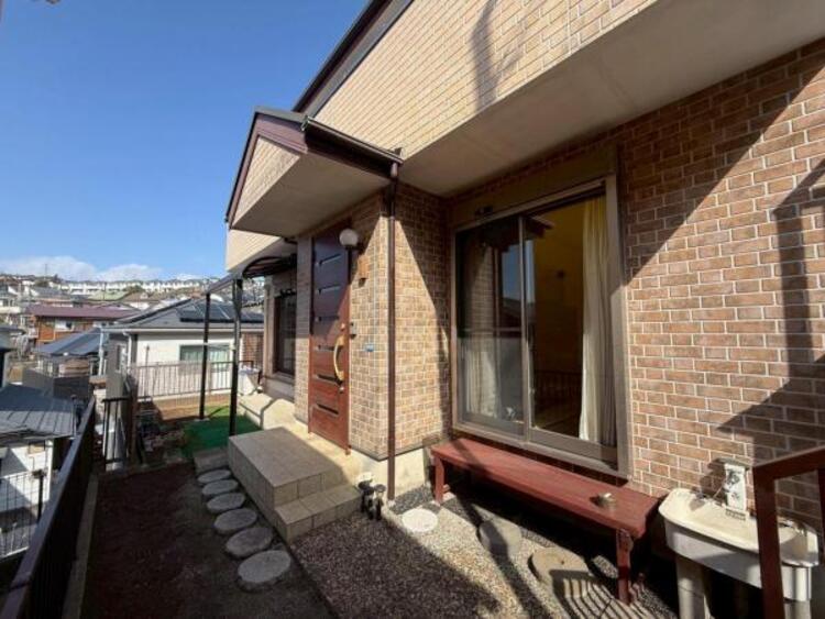 外観 青空を背景にスタイリッシュな外観が住まう人に誇りを与えます。駅周辺施設も利用でき快適生活が送れます！四季を通じて自然と触れ合えるスポットが周辺には沢山あり、お散歩やジョギング週末の遊びにおすすめです。																						 