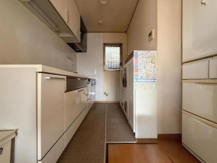 キッチン リビングダイニングが見渡せるカウンターキッチン！　お料理をする人も開放感が心地いいです。 