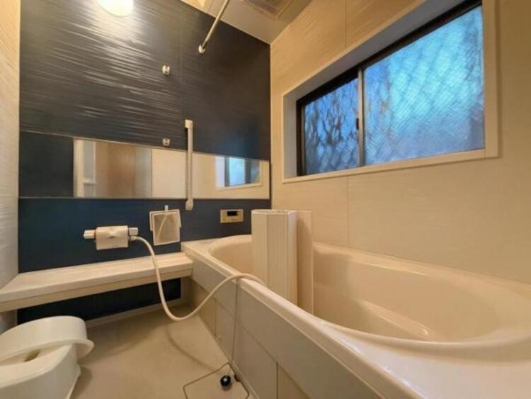 風呂 ゆったりと寛げる広々バスで足を伸ばしてリラックス。　最新のユニットバスは設備も充実です。 