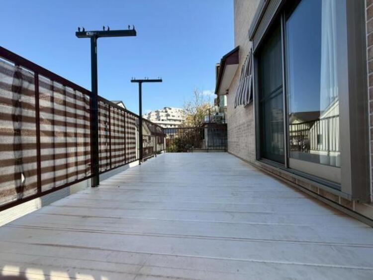 バルコニー 太陽の光と爽やかな風を受けられるバルコニーです。太陽の匂いを感じられそうです！ 