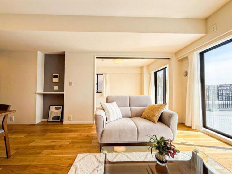 居間 家族の会話や笑顔が行き交うリビングで、子供を走り回らせたい。ダイニングテーブルでゆったり食事を堪能。光と風が溢れる開放的なリビングダイニングには、くつろぎの空間を生み自然と家族みんなが集まってきます 