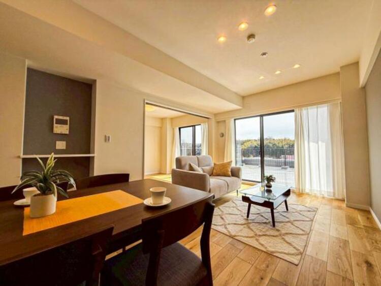 居間 お天気が晴れの日は照明をつけなくても充分明るいリビングです！どこか落ち着きのある広々とした内装です！皆で過ごす空間が、目に浮かんでくる様な優しいリビングダイニングです！くつろいだり楽しい時間を是非！ 