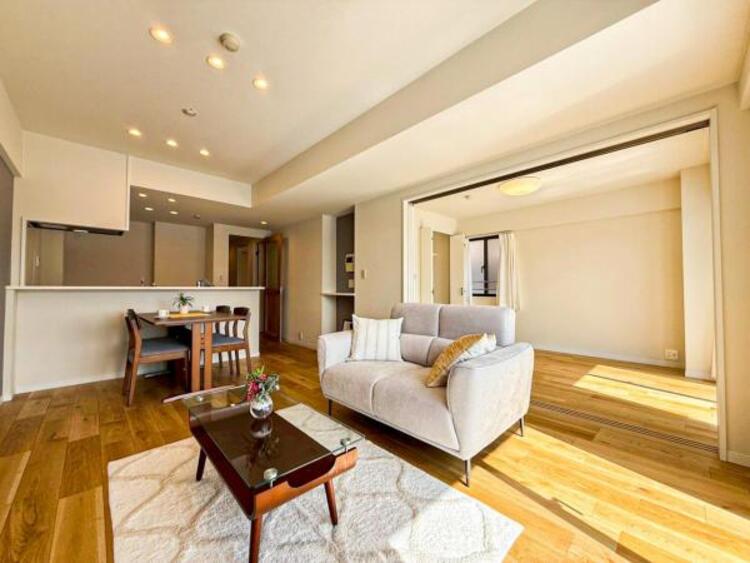 居間 リビングにあふれる採光と心地よい風のつどう調和された空間！！生活を彩る充実した日々が過ごせそうです。家族の滞在期間が長くなることを予測して、設計士が思いと工夫をこらした自慢のリビングダイニング！！！ 