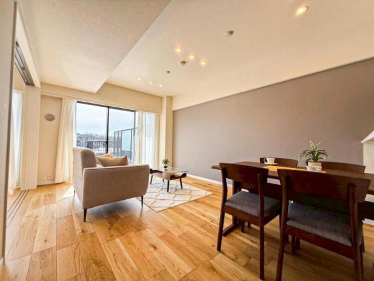 居間 開放感とプライベート感が見事に両立されたリビングダイニング！通常では相反するファクターがともにそろうと極上のくつろぎ空間が生まれます。だれにも譲りたくない至福の空間で過ごす日々は生活をより豊かにします 