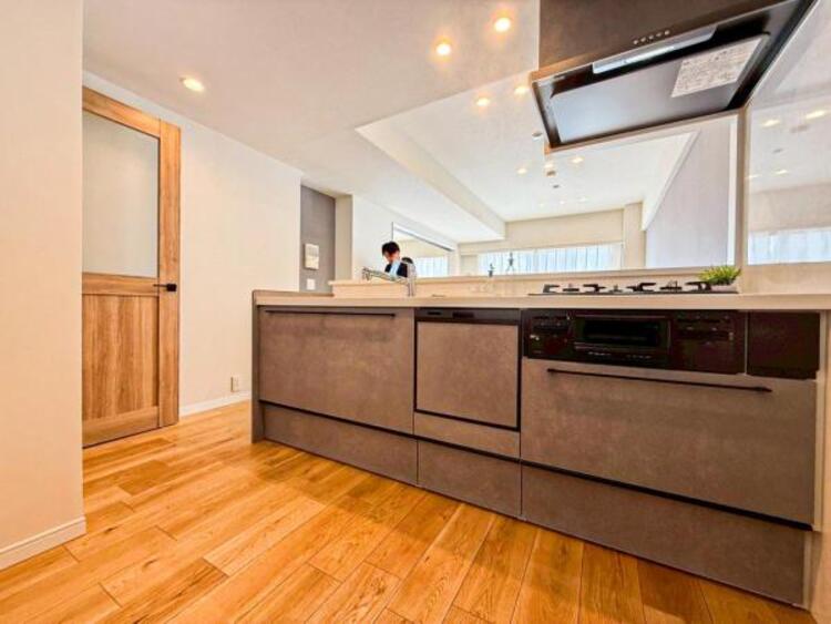 キッチン 【キッチン】リビングダイニングが見渡せるカウンターキッチン！　お料理をする人も開放感が心地いいです。 