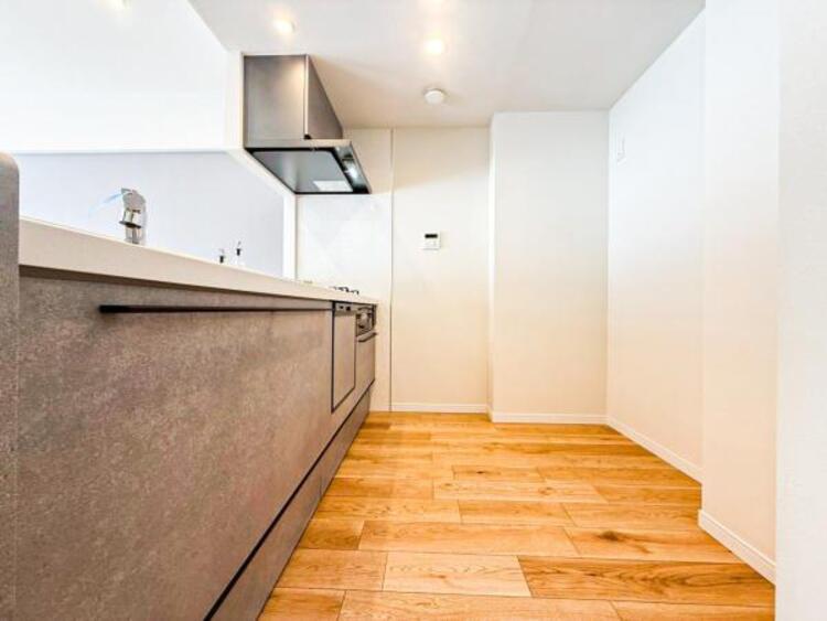 キッチン 【キッチン】広く取られたキッチンスペースはとても便利です。　自由にレイアウトがカスタマイズできます。 