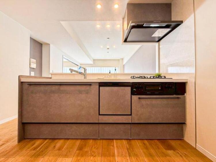 キッチン 食洗器付きキッチン！食後の洗い物の時間を食洗器にまかせて空いた時間を団欒や趣味に使うことができます。お使いにならない場合でも食器の乾燥や大きな食器の収納などにもお使いいただけます。 