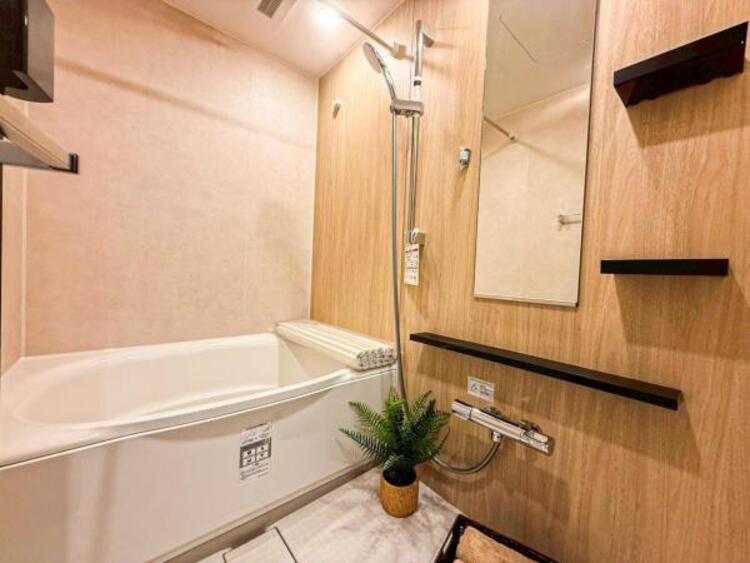 風呂 【浴室】使いやすい最新システムバスににリフォーム済みです。ご入居時から気持ちよくお使いいただけます。 