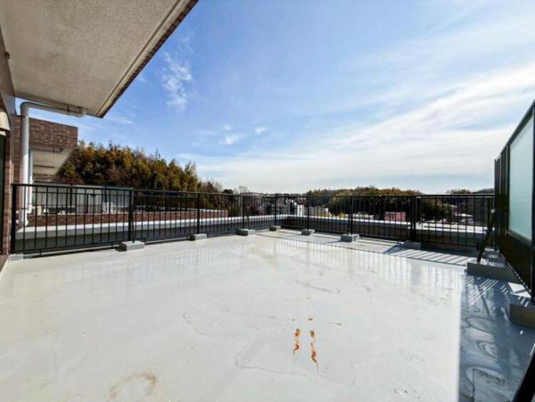 バルコニー 【 ルーフバルコニー 】広いルーフバルコニーは青空を肌で感ます。お庭のかわりにも出来そうです！ 