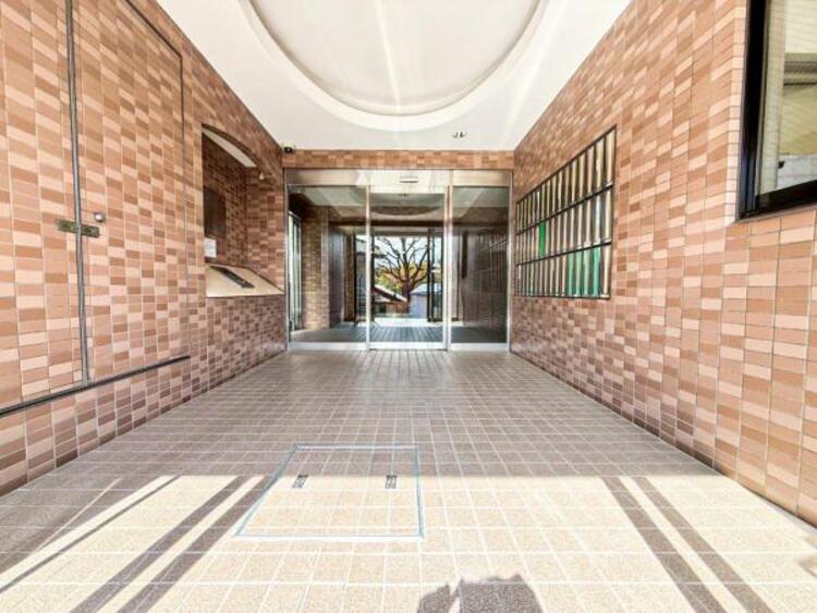 エントランス 【エントランス】重厚感の溢れるエントランスはマンションの顔！帰宅時、来客時に誇れる空間を演出します！ 