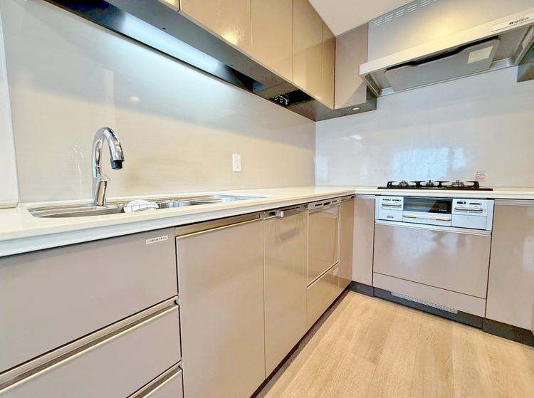 キッチン スマートな意匠と充実の機能を備えたキッチンが、暮らしにおいしい彩りを添えます。