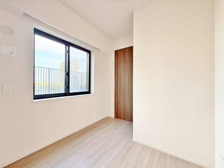 寝室 ベッドも十分に設置するスペースがあります。