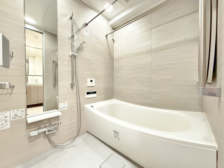 風呂 一日の疲れを癒すバスルームは、心地よいリラックスを叶える清潔感溢れる空間です。