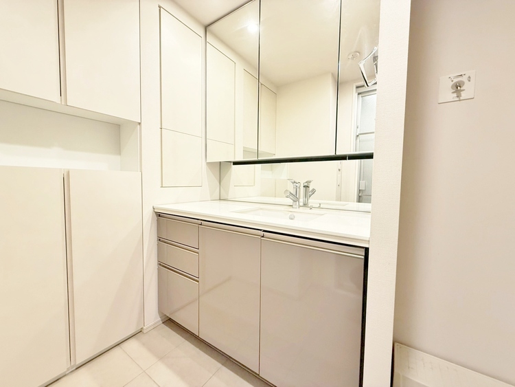 洗面 何かと物が増える場所だからこそ、スッキリと見映えの良い空間に。