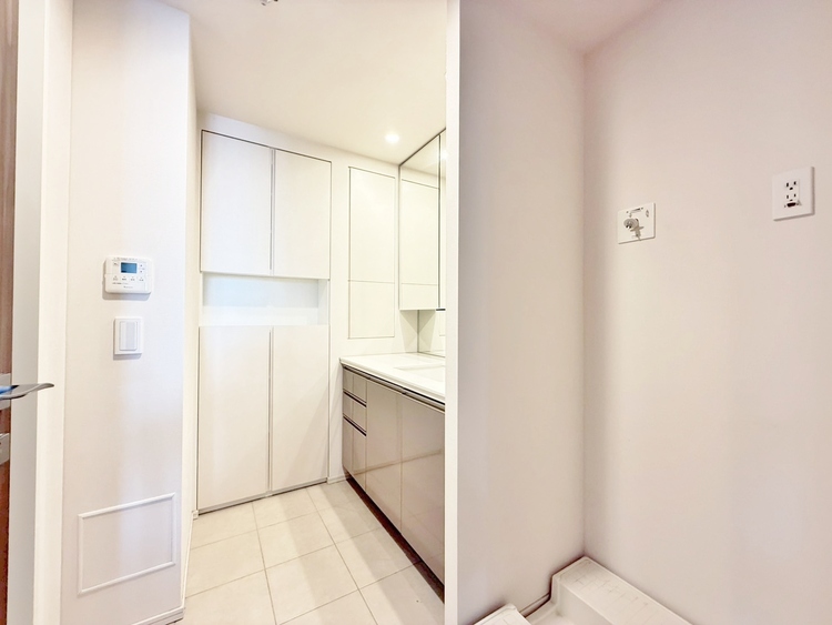 洗面 清潔感と心地よさを重視した、上質感漂うパウダールーム。