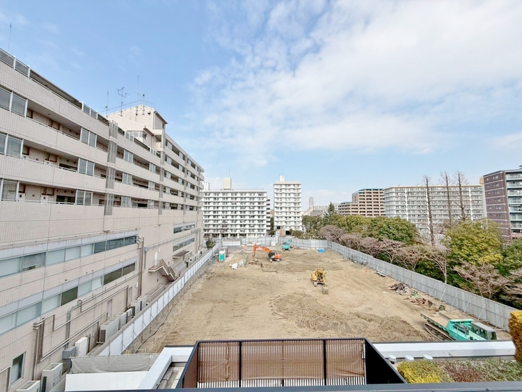 バルコニー 窓を開けると広がる青空。心をリフレッシュして日々を過ごしていきましょう。