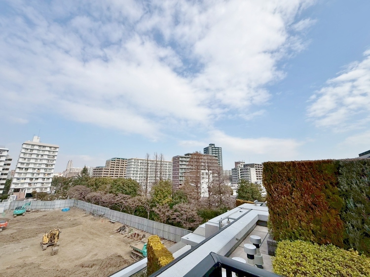 バルコニー 頬をなでる、優しい風を感じることが出来ます。