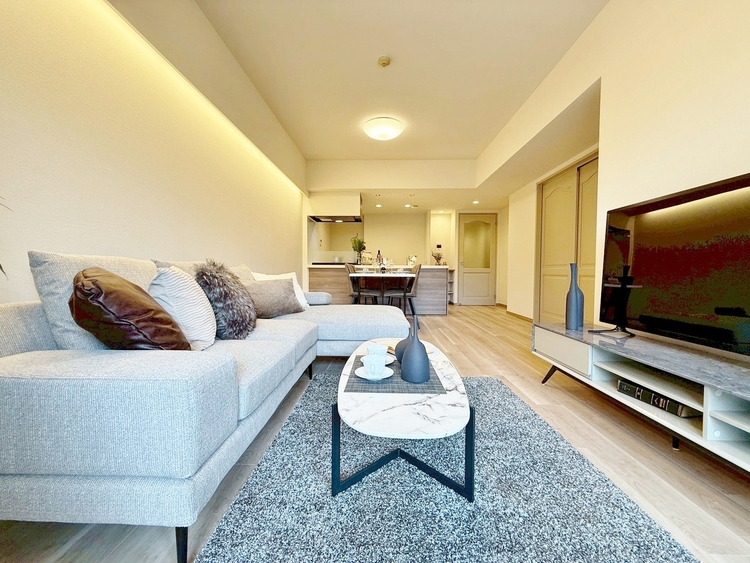 居間 忙しく過ぎゆく日常を置き去るほど、ゆったりした時間が流れるリビング。