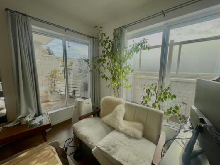 居間 リビングからバルコニー