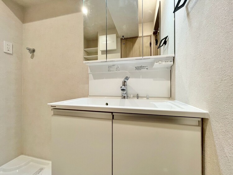 その他 清潔感を感じられる洗面化粧台。