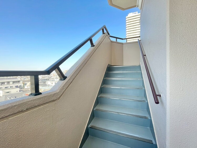 その他 共用部の階段です。明るく清潔に管理されています。