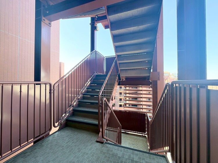 その他 共用部の階段です。明るく清潔に管理されています。