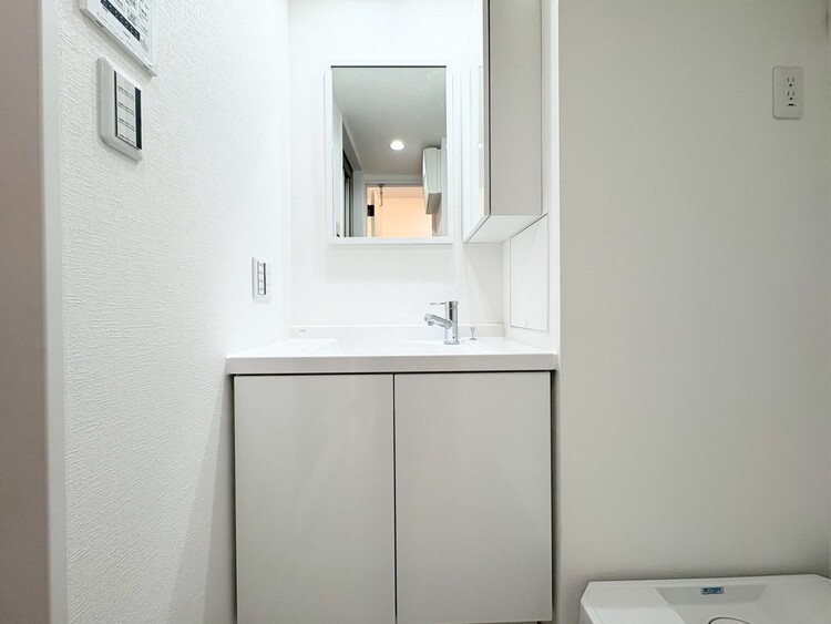 その他 清潔感を感じられる洗面化粧台。