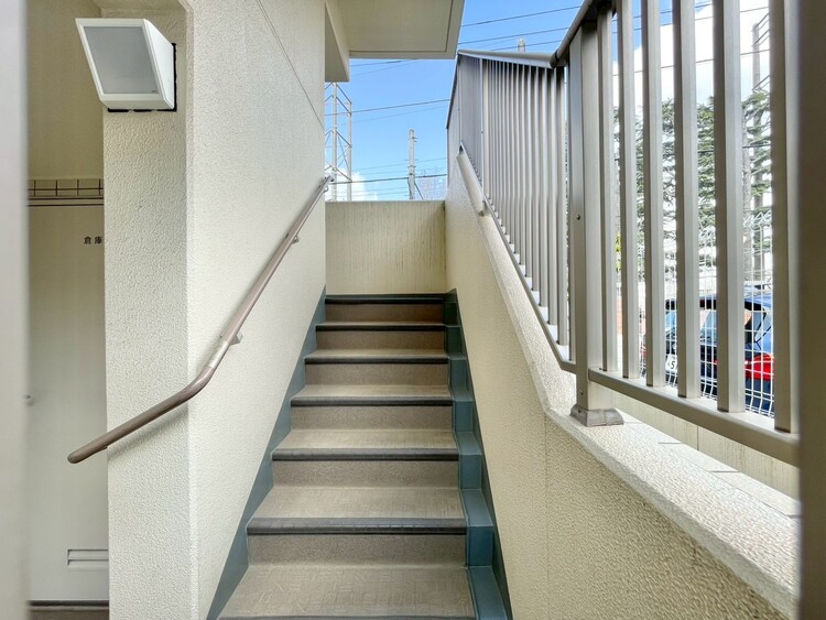 その他 共用部の階段です。明るく清潔に管理されています。