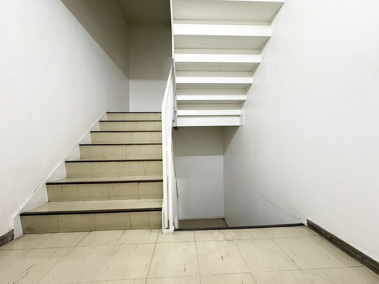 その他 共用部の階段です。明るく清潔に管理されています。